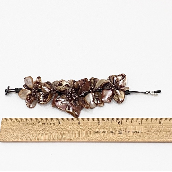 Mother of Pearl Brown Flower Bracelet - Picture 10 of 12